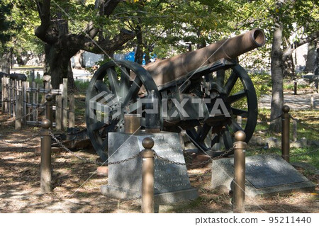 Kokura Castle's four-year model 15cm howitzer and cannon Former Army 12th Division Historical tourism photo material 1 95211440