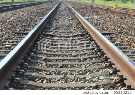 一條筆直延伸至遠方的多軌鐵路線 01 95213232