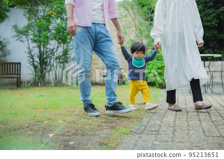 3 people family 95213651