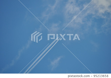 藍天和飛機雲彩 95213658