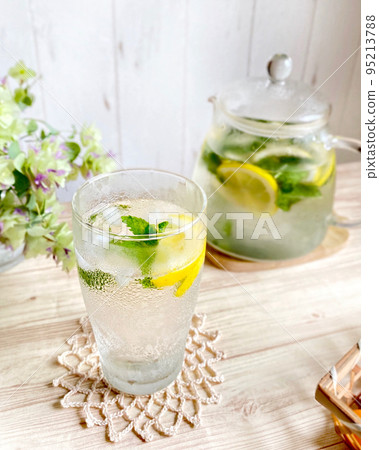 lemon water on the table 95213788