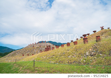 Yanai Chausuyama Tumulus is a keyhole-shaped burial mound where you can feel the romance of ancient times. Yanai Chausuyama Tumulus is a keyhole-shaped burial mound where you can feel the romance of ancient times. 95214825