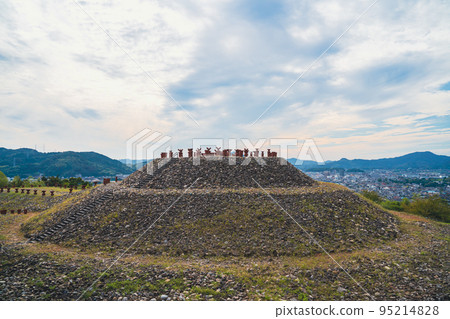 Yanai Chausuyama Tumulus is a keyhole-shaped burial mound where you can feel the romance of ancient times. 95214828