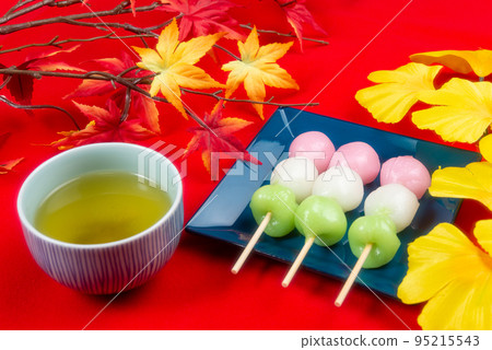 五顏六色的茶和日本甜點 95215543