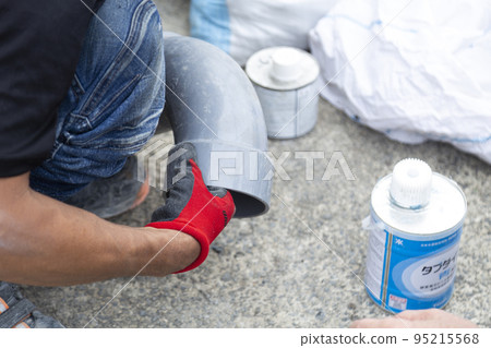 工人的手做管道工作 工人的手做管道工作 95215568