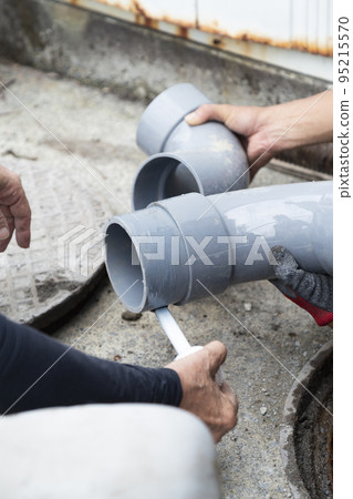 Drainage pipe repair work 95215570