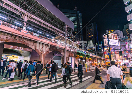 日本東京城市景觀 取消移民限制,解除外國人個人旅行禁令......看到新橋站(烏森口)...... = 10月11日 日本東京城市景觀 取消移民限制,解除外國人個人旅行禁令......看到新橋站(烏森口)...... = 10月11日 95216031