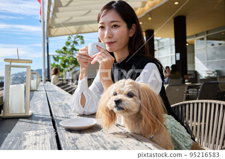 一個女人在狗咖啡館和她的狗共度時光 一個女人在狗咖啡館和她的狗共度時光 95216583