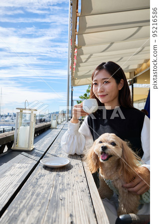 一個女人在狗咖啡館和她的狗共度時光 一個女人在狗咖啡館和她的狗共度時光 95216586