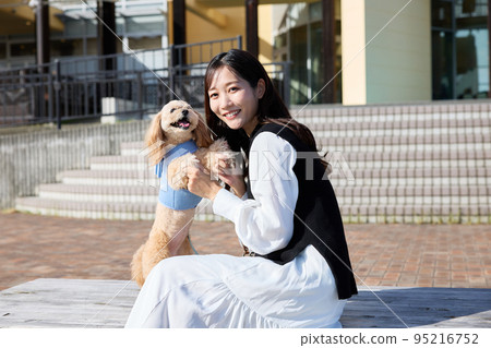 在遊艇港口遛狗的女人 95216752