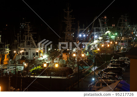Kushiro Port at night preparing for fishing 95217726