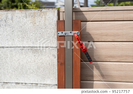 Do-it-yourself building a wooden fence 95217757