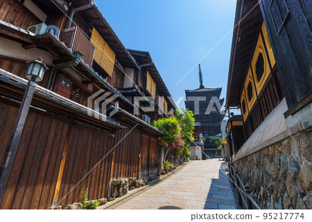 從八坂街看到的法觀寺八坂塔 95217774