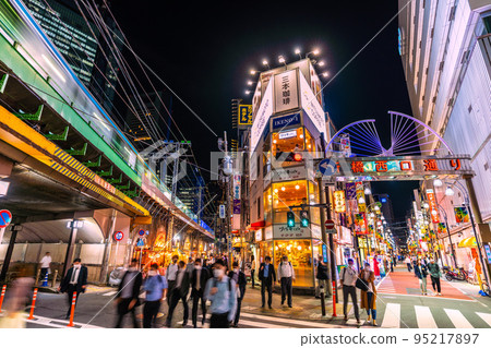 日本東京城市景觀 取消移民限制，解除外國人個人旅行禁令......例如新橋站前的新橋西口街...... = 10月11日 95217897