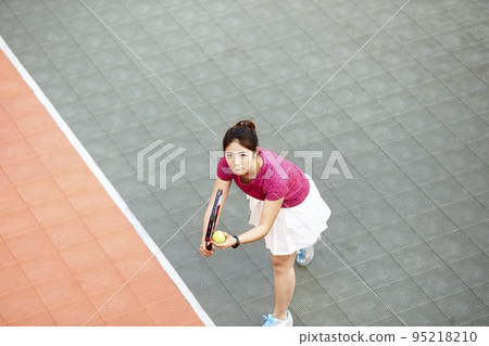 young asian female tennis player ready to serve 95218210