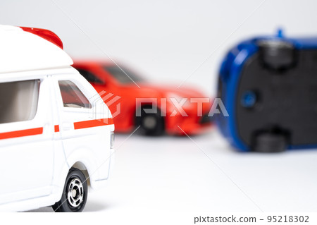 微型汽車救護車到達交通事故現場 微型汽車救護車到達交通事故現場 95218302