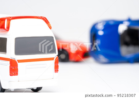 微型汽車救護車到達交通事故現場 95218307
