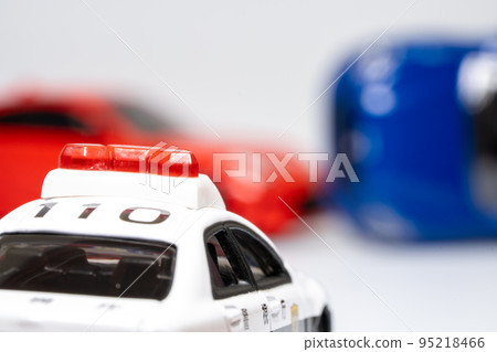 到達交通事故現場的警車 到達交通事故現場的警車 95218466