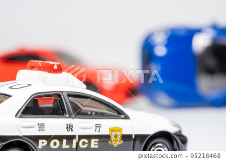 Police car arriving at the scene of a traffic accident 95218468