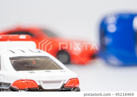 到達交通事故現場的警車 到達交通事故現場的警車 95218469
