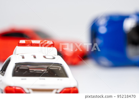 到達交通事故現場的警車 到達交通事故現場的警車 95218470