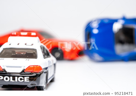 到達交通事故現場的警車 到達交通事故現場的警車 95218471