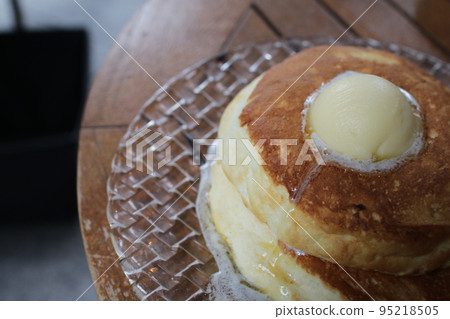 Table with fluffy pancakes with butter 95218505