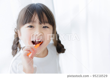 做牙刷的女孩 95218529