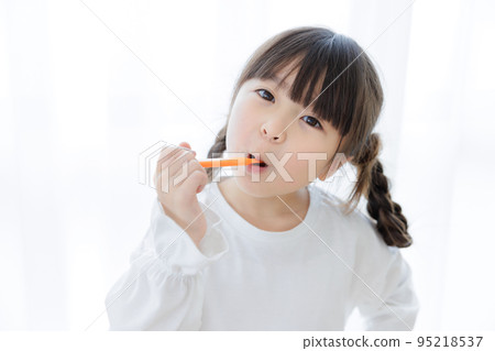 A girl who makes a toothbrush A girl who makes a toothbrush 95218537