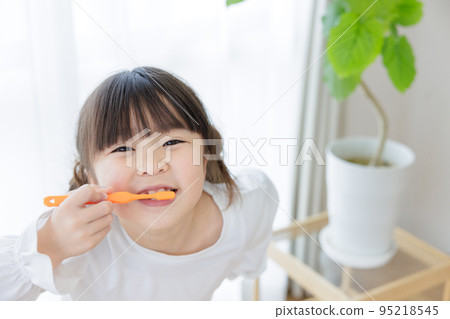 做牙刷的女孩 做牙刷的女孩 95218545