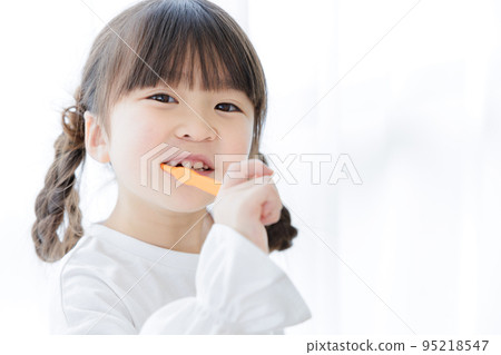 做牙刷的女孩 95218547