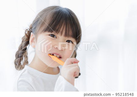 A girl who makes a toothbrush A girl who makes a toothbrush 95218548