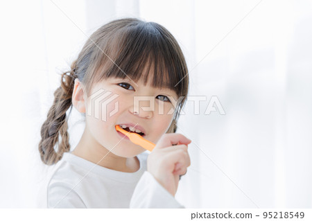 A girl who makes a toothbrush A girl who makes a toothbrush 95218549