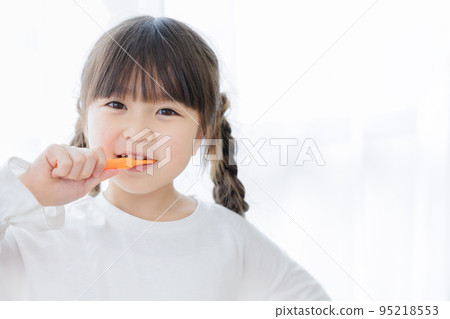 A girl who makes a toothbrush 95218553