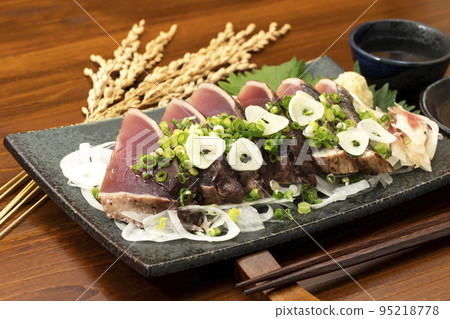 Katsuo no tataki 配大蔥、大蒜和清酒 95218778