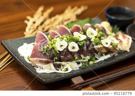 Katsuo no tataki with green onions and garlic and sake 95218779