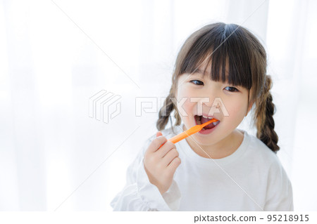 A girl who makes a toothbrush 95218915