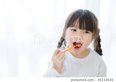 做牙刷的女孩 95218916