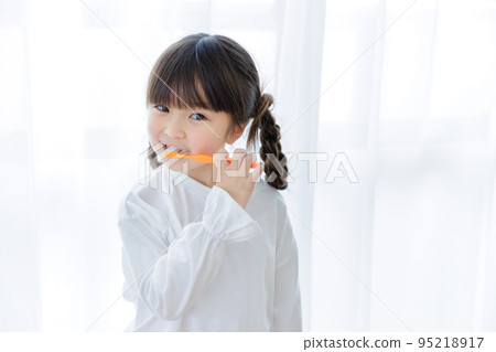 做牙刷的女孩 做牙刷的女孩 95218917