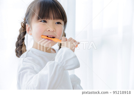 A girl who makes a toothbrush A girl who makes a toothbrush 95218918