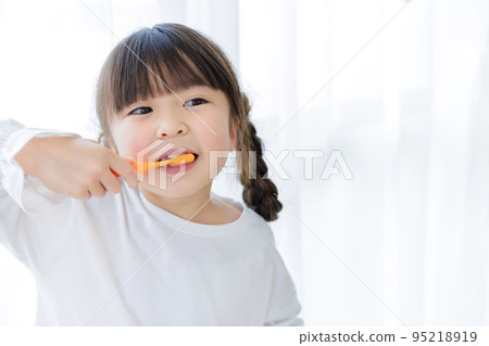 A girl who makes a toothbrush A girl who makes a toothbrush 95218919