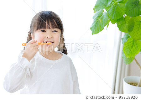 做牙刷的女孩 95218920