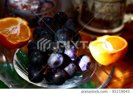 Autumn fruits - grapes and oranges 95219045
