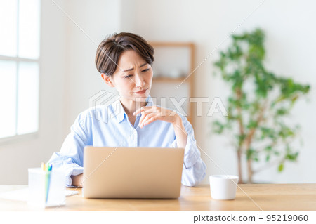 Middle woman teleworking in the living room 95219060