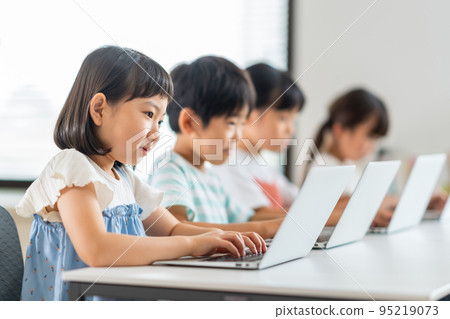 Elementary school students learning IT. 95219073