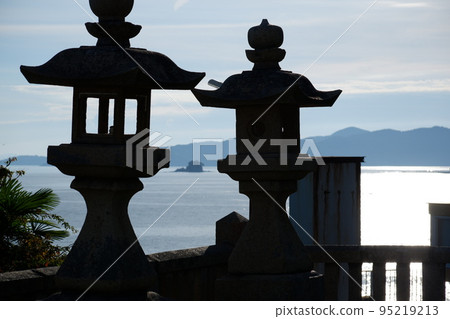 The sea over the lantern of the shrine 95219213
