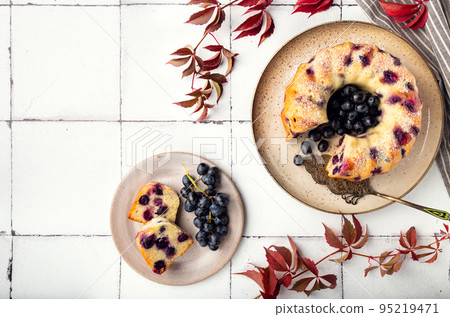 Homemade bundt cake with sultana grape Homemade bundt cake with sultana grape 95219471