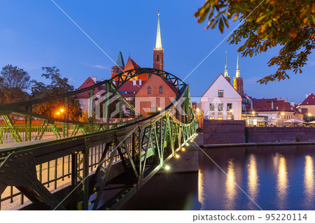 Wroclaw. Old iron bridge to Tumsky island at dawn. 95220114