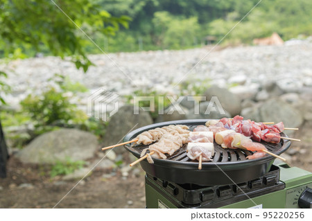 [Solo camp at an auto campsite, grilling yakitori on a grilled meat plate] 95220256