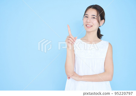 一名年輕女子舉起食指合影 一名年輕女子舉起食指合影 95220797
